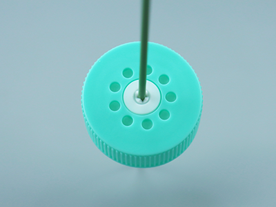 管蓋穿刺口帶十字形切口設(shè)計(jì)，可反復(fù)閉合，無(wú)需開(kāi)蓋取樣、加液，降低污染風(fēng)險(xiǎn)